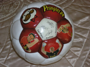 Мяч с автографами звезд мирового футбола - Аллесандро Дель Пьерро, Фабьена Бартеза и Руда ван Нистелроя.