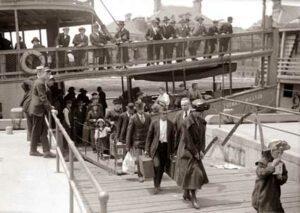 Эмигранты сходят с парохода на острове Эллис.