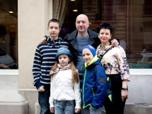 Захар Прилепин с женой и детьми