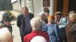 Представитель Администрации г.Курорта-Кисловодска общается с жителями, 2017 г.