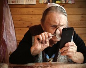 Бабушка и сотовый телефон