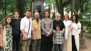 Семья Джексонов и семья Достоевских на могиле Ф. М. Достоевского.