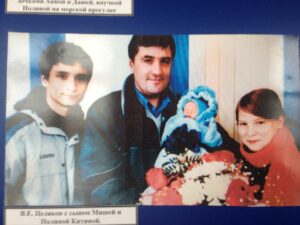 Муж Анны Китиной Валерий, дочь Полина, сын Миша и сын Егор на руках.