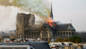 Пожар в соборе Парижской Богоматери 