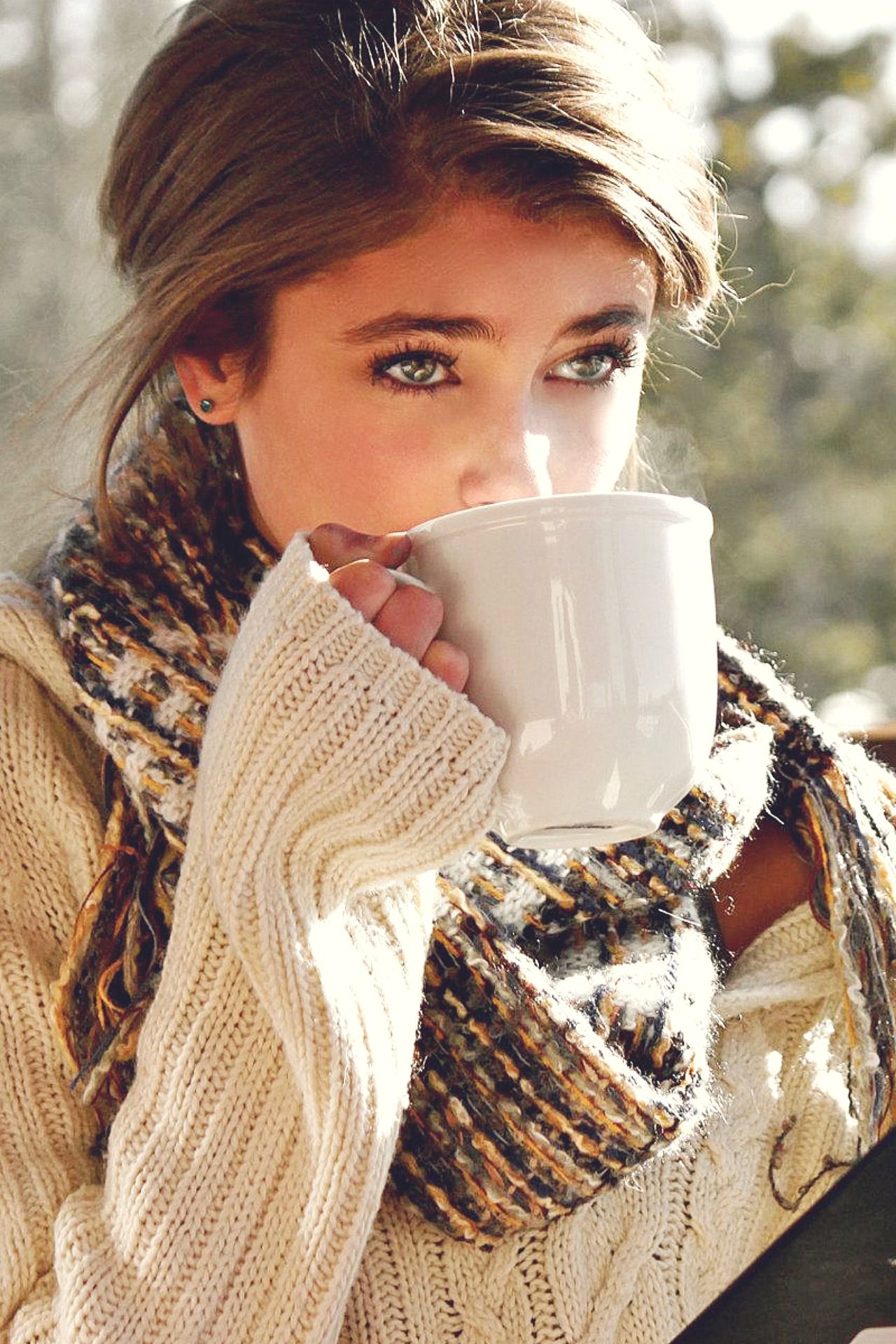 Фото девушек с кофе. Тейлор Хилл с кофе. Тейлор Хилл в свитере. Девушка в свитере. Девушка с кофе.