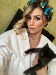 Полина Аммосова с котёнком
