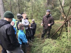 Денис Антипов с детьми. Лекция и практика про устройство лесного шалаша.