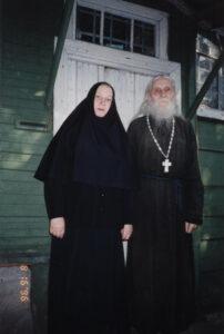 Матушка Георгия и отец Николай Гурьянов у домика батюшки