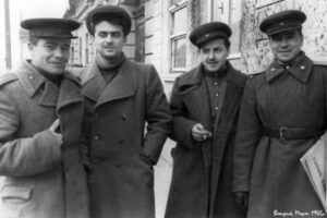 Семен Гудзенко (второй слева) и Юрий Левитанский (второй справа) с сослуживцами по редакции газеты