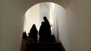 Сестры в монастыре