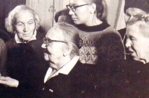 М. В. Фофанова (в центре, в профиль), А. Д. Митропольская (справа).