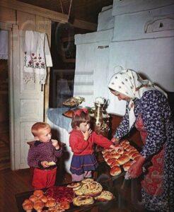 Бабушка с пирогами, русская печка, деревня