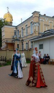 Фото 3. Завершился показ авторской коллекцией карачаевского женского платья модельера Заремы Хапчаевой.