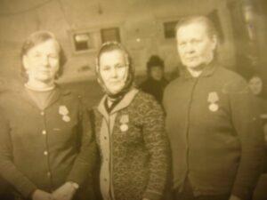 Левина Прасковья Ильинична, Ильичевская Александра Яковлевна после вручения юбилейных медалей - участницы войны. 