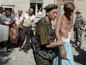 Военнослужащие выводят заложников после освобождения из захваченной боевиками Шамиля Басаева Будённовской городской больницы. 