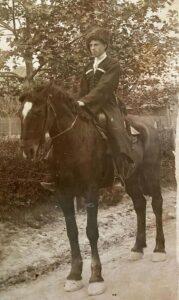 Евгений Семёнович Крутицкий в усадище Бор на своём коне Буране.