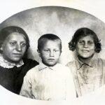Дети Евгения Семёновича и Валентины Дмитриевны: Ксения, Юрий и Людмила, 1931 год.