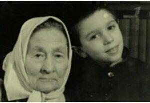 Эдуард Артемьев с бабушкой