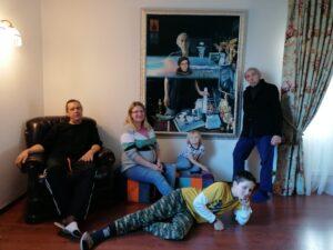 Э. Н. Артемьев с семьёй у портрета 
