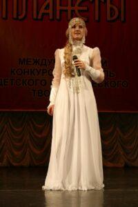 Юлия Щербакова, 16 лет -  национальный якутский костюм (конкурс в СПБ).