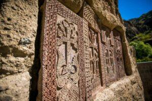 Монастырь Гегард, Армения, хачкары, кресты