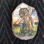Мартьянова А. И. Камень с росписью «Ветряная мельница», 2002 год © Музей-квартира В.И. Белова