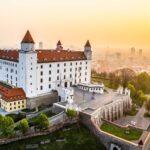 Словакия, Братиславский Град (слова Братиславский град) — это старинный замок, расположенный на высоком холме на берегу Дуная.