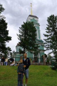 Станислав Смирнов с сыном Гошей на возрождённой Соминской ярмарке в селе Сомино у храма Петра и Павла.