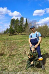 Станислав Смирнов с сыном Георгием в урочище Семёновское. Сын нашел рог лося.