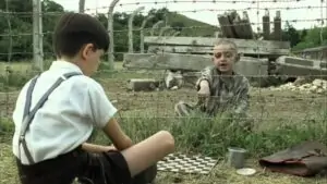 Кадр из фильма “Мальчик в полосатой пижаме"