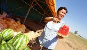 Женщина режет арбуз