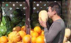 Мужчина нюхает дыню