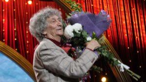 Юрий Энтин с букетом цветов