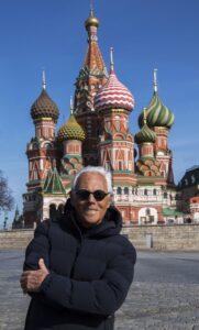 Джорджо Армани у храма в Москве