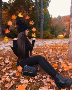 Девушка с осенними листьями