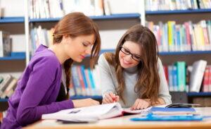 Девушки изучают иностранные языки