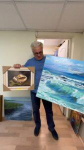 А. Котенёв с картинами А. Котенёв с картинами