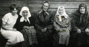 Бабушки на лавочке