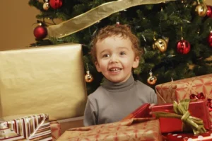 Мальчик читает новогодние стихи Мальчик читает новогодние стихи