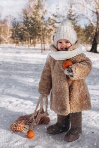 Девочка с мандаринами