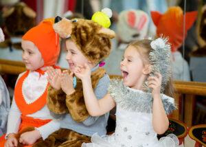 Дети на новогоднем празднике Дети на новогоднем празднике