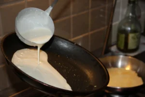 Приготовление блинчиков на сковороде