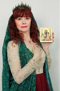 Светлана Фатьянова с иконой Смоленской Божией Матери, оформленной якутскими алмазами.