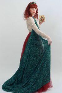 Светлана Фатьянова с иконой Смоленской Божией Матери, оформленной якутскими алмазами.