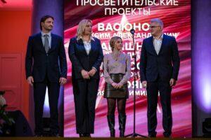 Максим Васюнов с коллегами. Премия Министерства обороны Российской Федерации. Эдгард Запашный, Яна Лепассар и Майя Троян.